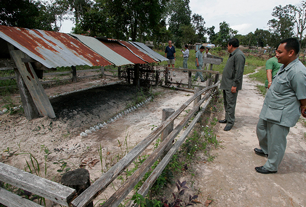 Группа камбоджийских официальных лиц на месте, где было сожжено тело Пол Пота