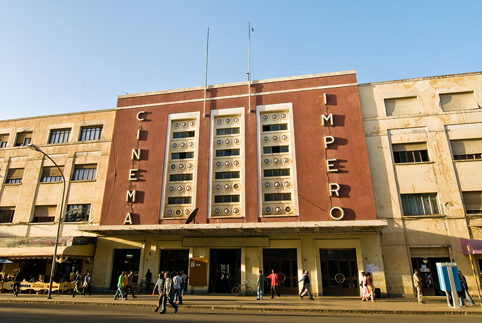 Кинотеатр Имперо, как и католический собор девы Марии, находится на улице Харнет — одной из центральных в городе. Имперо — визитная карточка Асмэры. Здание в стиле ар-деко было построено в 1937 году архитектором Марио Мессиной. Долгие годы Имперо оставался крупнейшим кинотеатром страны и за 80 лет ни разу не был реконструирован. 