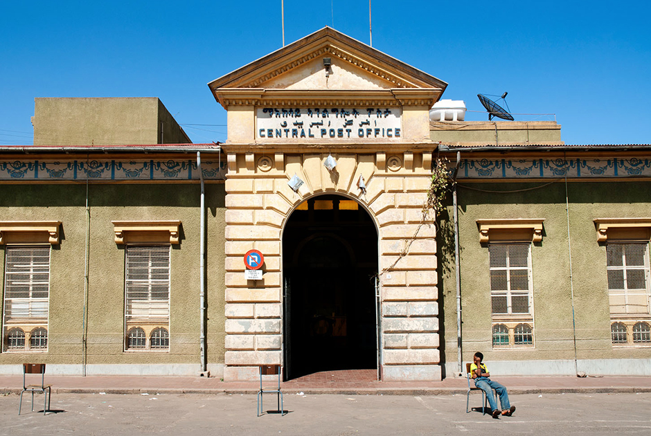 Здание центральной почты Асмэры было построено в 1915 — 1916 годах. Долгое время в нем располагался верховный суд итальянской Эритреи. Суд занимал два здания, расположенных рядом друг с другом. 