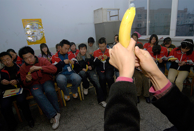 Китайским школьникам показывают, как правильно использовать презерватив
