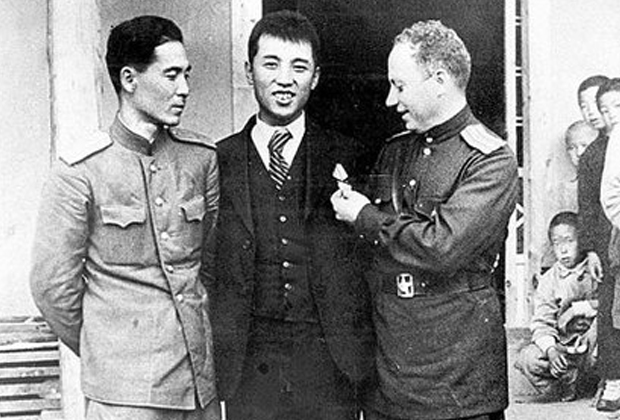 Ким Ир Сен (в центре) и начальник седьмого отдела спецпропаганды политуправления Дальневосточного фронта Григорий Меклер (справа). Пхеньян, 1945 год