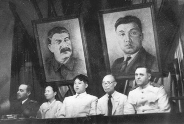 Совместный пленум ЦК Новой народной партии и Коммунистической партии Северной Кореи (в центре — Ким Ир Сен), 28 августа 1946 года