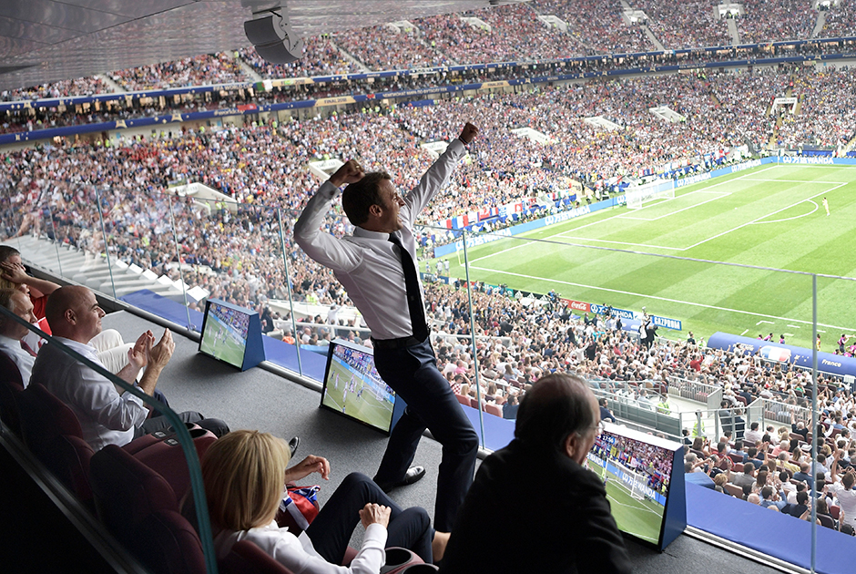 Пока еще сухой президент Франции яростно отмечал голы команды в финале с Хорватией — это фото в соцсетях обсуждали крайне активно. Уже потом он спустился на поле, которое залил московский дождь, и по очереди обнял каждого, кто сделал эту победу возможной. Франция — чемпион мира! 