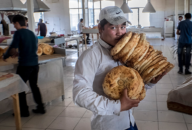 На одном из базаров Ташкента. Прием пищи в Узбекистане немыслим без тандырных лепешек. 