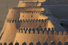 Крепостные стены Хивы, являющиеся, как и весь центр города, объектом культурного наследия ЮНЕСКО. 