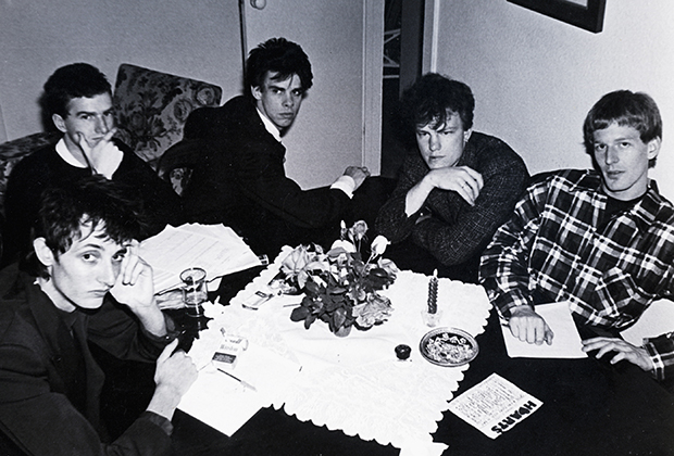 The Boys Next Door  (слева направо): Рональд С. Ховард, Мик Харви, Ник Кейв, Трейси Пью и Фил Калверт. Австралия, начало 1980-х