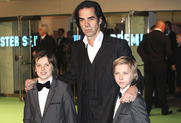 Ник Кейв с сыновьями Артуром (слева) и Эрлом на премьере фильма «Хоббит» в Лондоне. Декабрь 2012 года