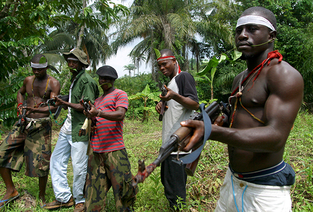 Бойцы народа иджо с  оберегами на шее, 2004 год
