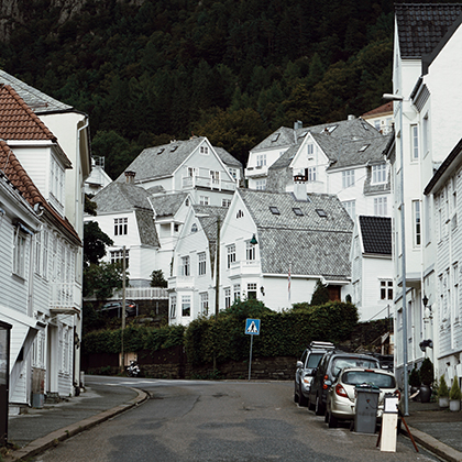 Большинство улиц Бергена покрыты идентичными белоснежными домами, из-за чего любой турист может легко заблудиться
