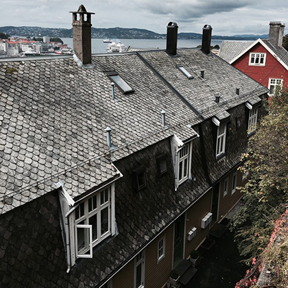 Типичная для домов Бергена крыша, покрытая черепицей из серого сланца
