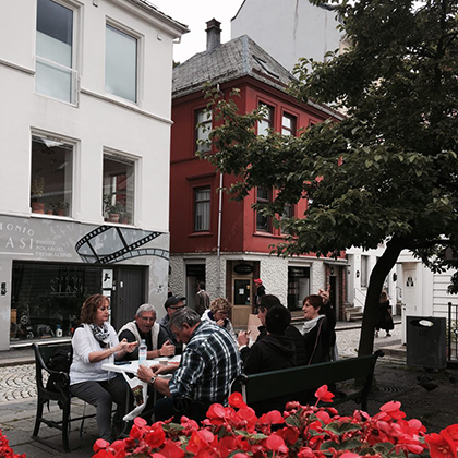 Норвежцы обедают на улице Бергена, несмотря на дождливую погоду