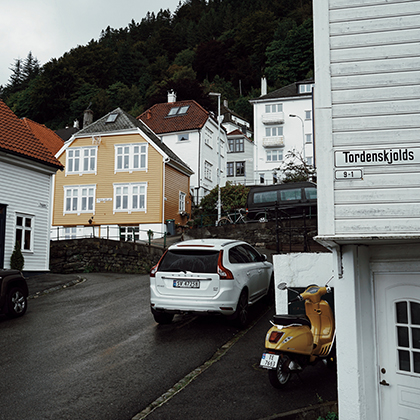 Большинство улиц Бергена покрыты идентичными белоснежными домами, из-за чего любой турист может легко заблудиться