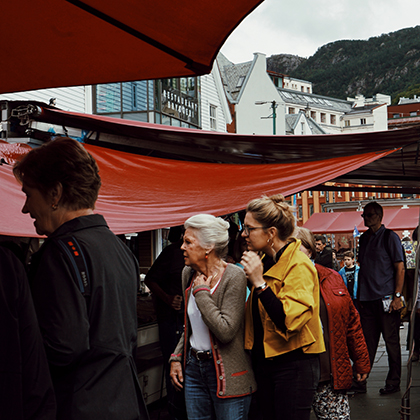 Норвежцы стоят в очереди за рыбой на базаре в Бергене