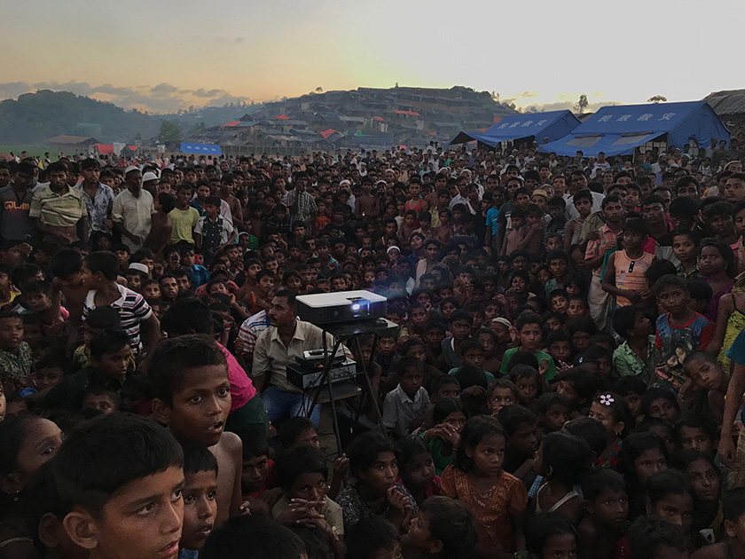 Победитель, получивший главный приз конкурса, номинация «Фотограф года»

«Дети рохинджа смотрят фильм о здоровье и гигиене возле лагеря беженцев Tangkhali в Укия».

Укия, Бангладеш
Снято на iPhone 7