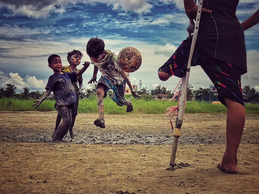 Третье место, номинация «Фотограф года»

«Мальчик, который потерял ногу, смотрел, как его друзья играют в футбол, и сказал, что он хотел бы тоже сыграть, если бы мог».

Янгон, Мьянма
Снято на iPhone 7 Plus