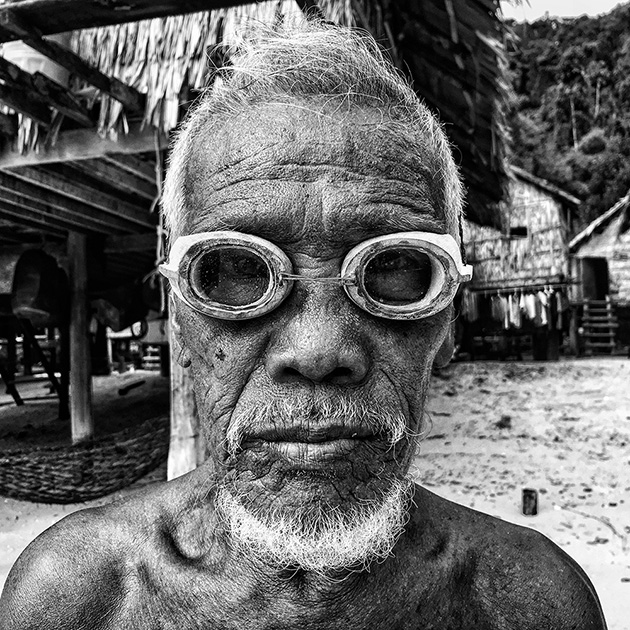 Первое место, номинация «Портрет»

«Салама, старик из деревни Мокен, в своих деревянных плавательных очках, вырезанных вручную, на пляже в Au Bon Yai, крошечной островной общине из около 300 морских кочевников на побережье провинции Пханган, Таиланд».

Суринские острова, Таиланд 
Снято на iPhone 6S
