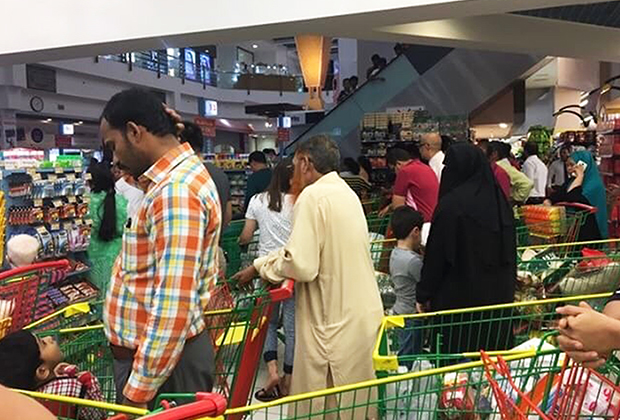 Очередь в катарском супермаркете вскоре после объявления о блокаде