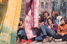 Группы хиппи празднуют День Земли 22 апреля 1970 года. На переднем плане рубашки, раскрашенные методом тай-дай — одно из изобретений хиппи-моды.  