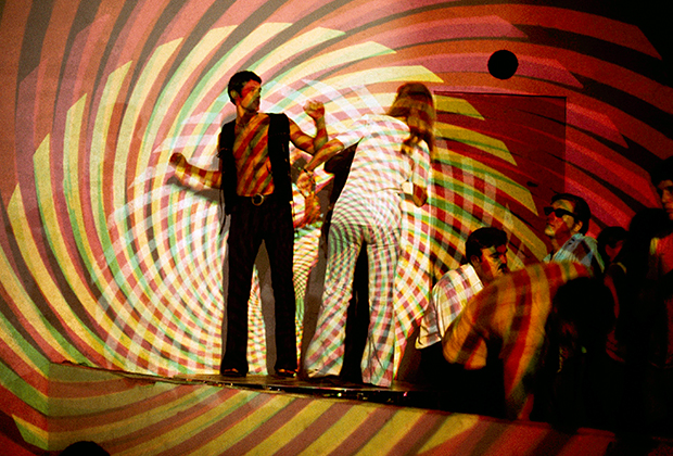 Молодая пара танцует под огни психоделического светового шоу в знаменитом ночном клубе The Electric Circus, что в нью-йоркском районе Ист-Виллидж.  