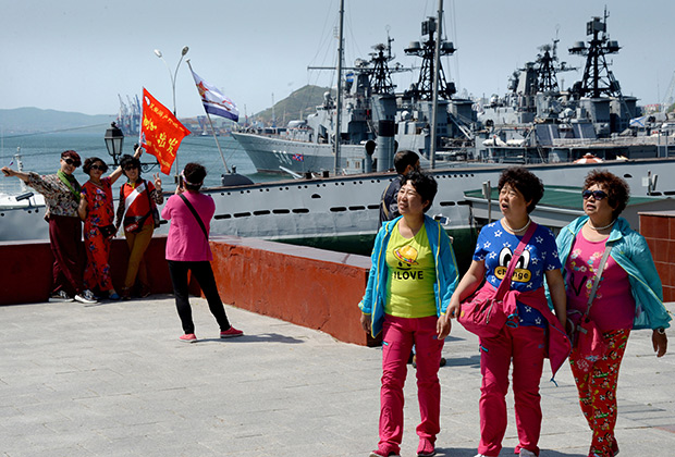 Китайские туристы на набережной города Владивостока