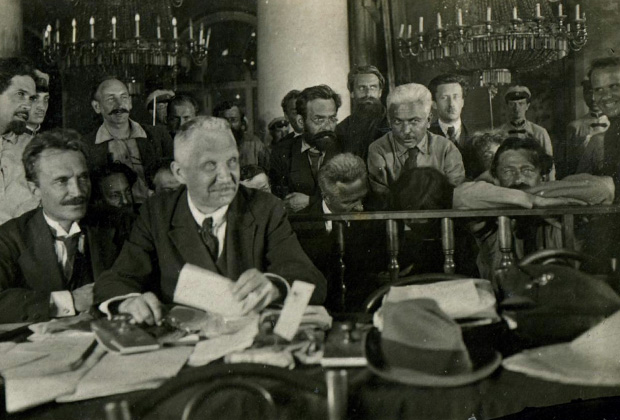 Обвиняемые правые эсеры и их адвокаты на судебном процессе 1922 года