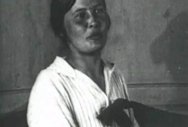 Лидия Коноплева дает показания на судебном процессе над правыми эсерами. Москва, 1922 год