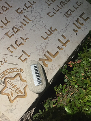 На военном кладбище на Горе Герцля сослуживцы погибших солдат оставляют камни на память