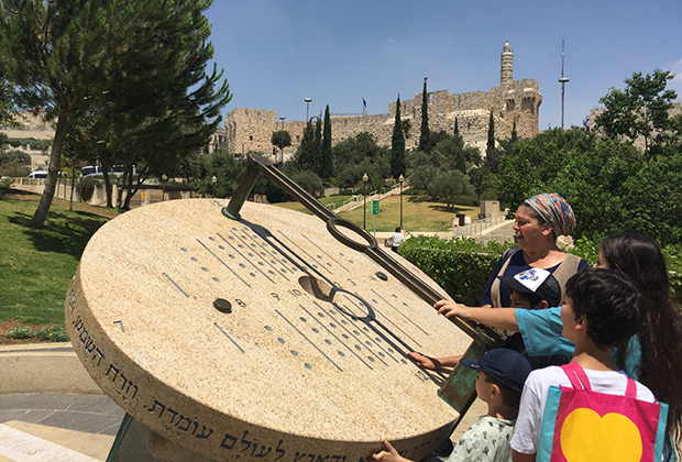 Сложносочиненные солнечные часы в израильском климате показывают время почти круглый год
