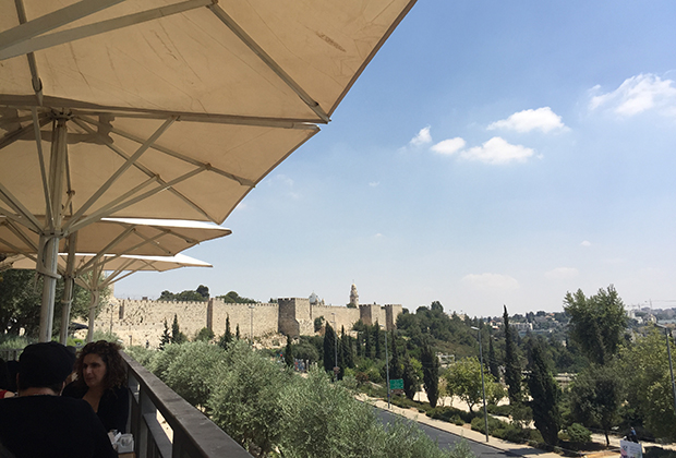 Из кафе в каньоне Мамила открывается отличный вид на Старый город Иерусалима