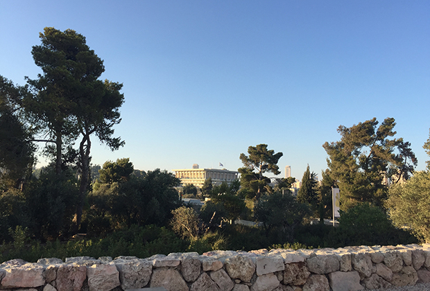 Вид на здание Кнессета (израильского парламента) из парка Музея Израиля