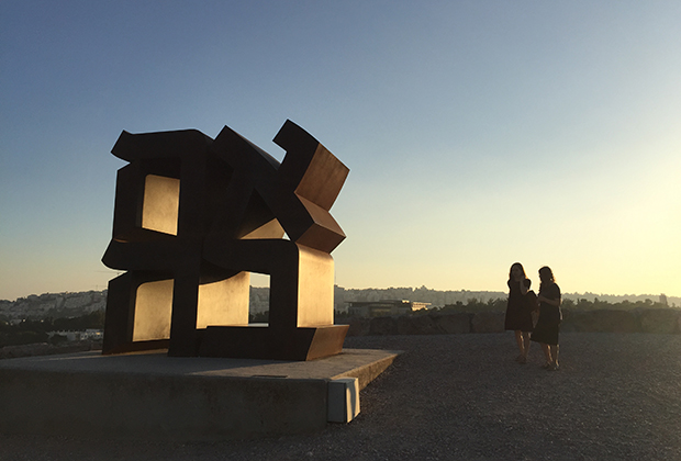 Скульптура Роберта Индианы Ahava («Любовь») создана им по образу и подобию скульптуры Love