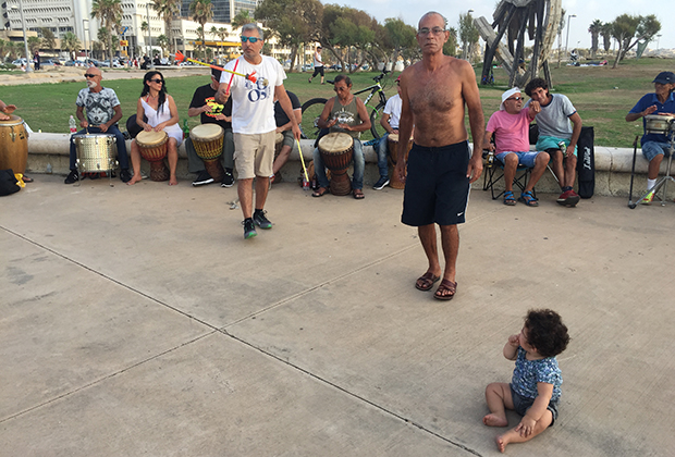 Вечерами на тель-авивском пляже собираются самодеятельные барабанщики
