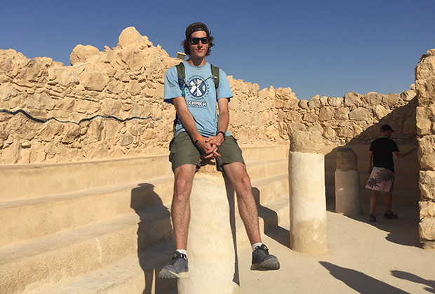 Жизнерадостный турист в руинах античной синагоги на Масаде