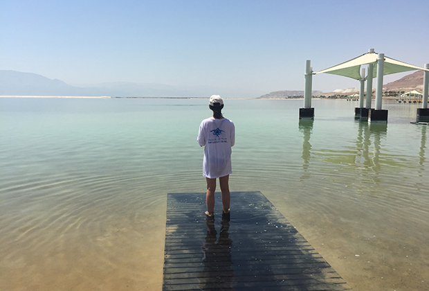 Мертвое море — курорт для спокойного отдыха и лечения, купание в нем — необычный опыт