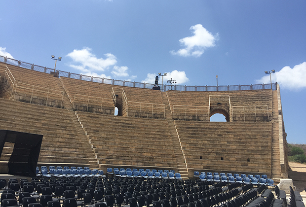 Восстановленный амфитеатр в Кейсарии используется для концертов