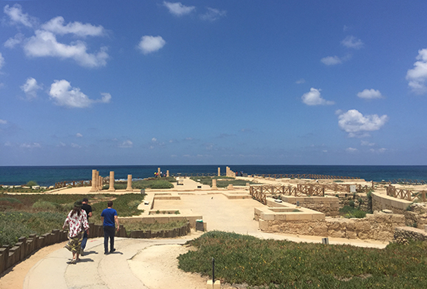 Руины форума в Кейсарии — городе, заложенном царем Иродом