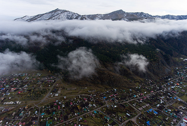 Вид на село Чемал в горах Алтая