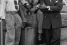 Типичные представители афроамериканской околоджазовой молодежи: шляпы, широкие цветастые штаны, яркие галстуки и широкоплечие пиджаки. 