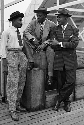 Типичные представители афроамериканской околоджазовой молодежи: шляпы, широкие цветастые штаны, яркие галстуки и широкоплечие пиджаки. 