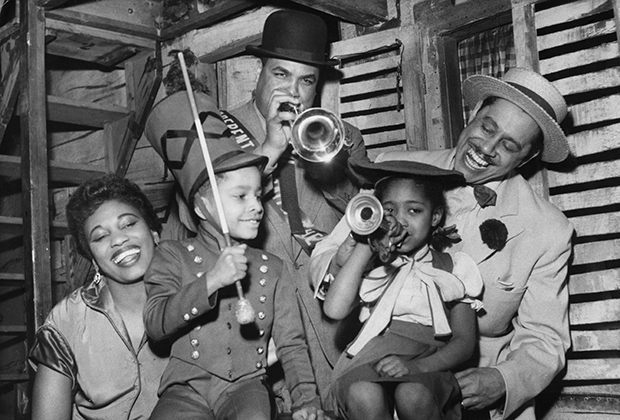 Зародившийся в негритянских кварталах джаз довольно быстро стал популярен и среди белой публики, но до эпохи свинга главными звездами все равно были черные. 