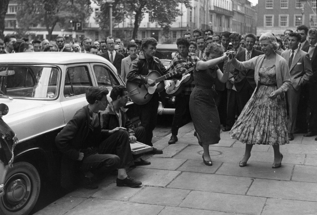 Лондонский район Сохо, 1957 год. Молодежь играет и свингует прямо на городских улицах. 