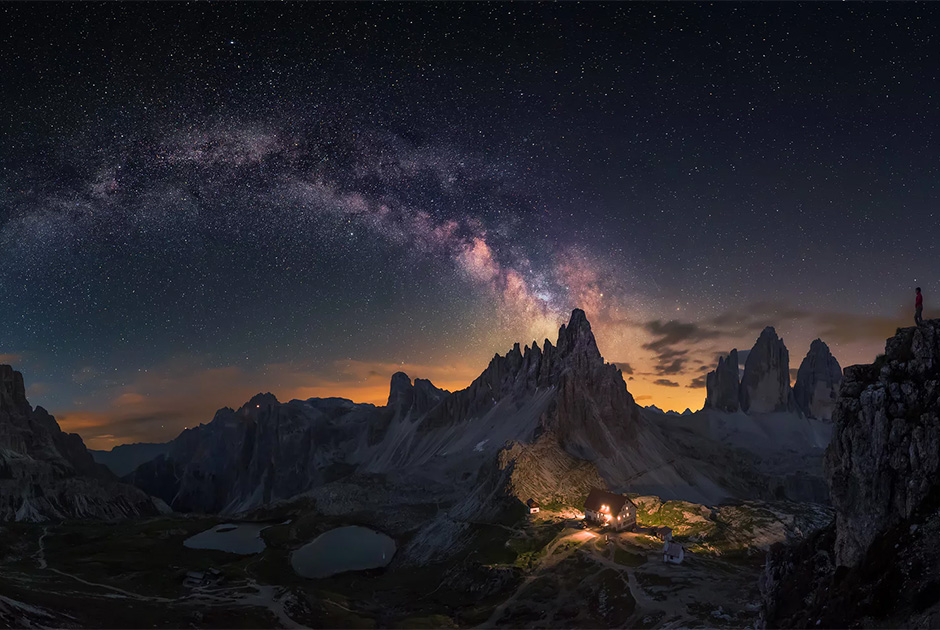 Панорамное изображение Млечного Пути, составленное из восьми фотографий, сделано в районе горного массива Тре-Чиме-ди-Лаваредо в Сестенских Доломитах (Альпы). 

