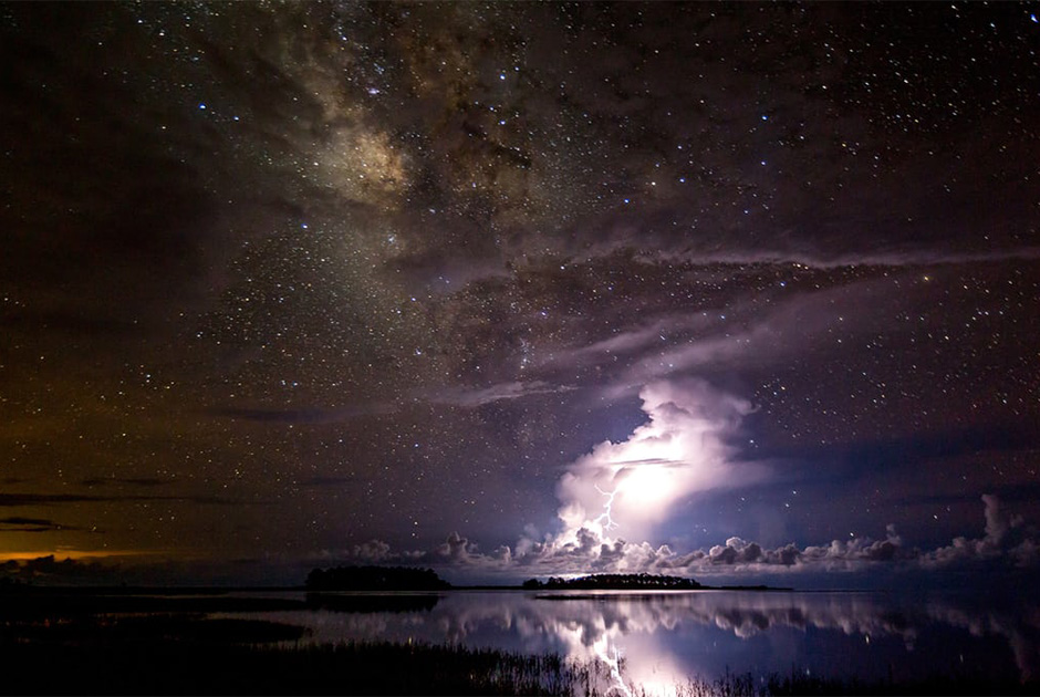 Снимок сделан в штате Флорида. Фотограф хотел показать разницу между покоящимся (Млечный Путь) и движущимся (гроза) объектами в небе.