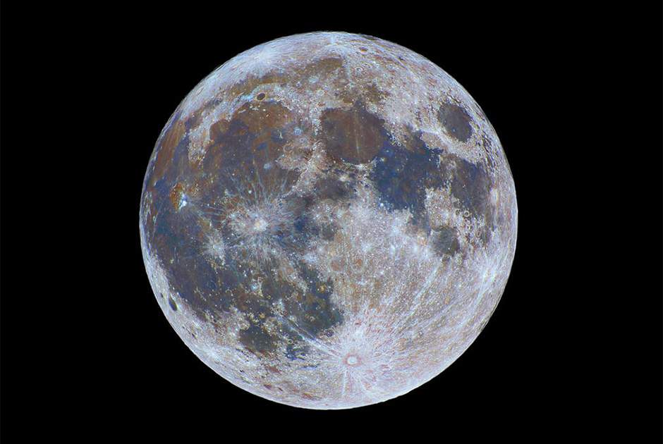 На фотографии можно увидеть различные детали на поверхности Луны, обладающие своим собственным цветом.

