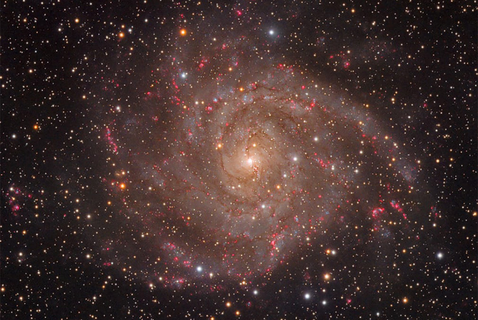 Галактика IC 342, находящаяся в созвездии Жирафа, является одной из крупнейших галактик, видных в Северном полушарии.

