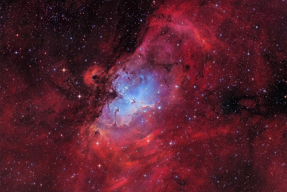 Туманность Орел, или М16 — молодое скопление звезд, окруженное горячим газом и удаленное от Земли на расстояние семи тысяч световых лет. В центре изображения видны Столпы Творения.

