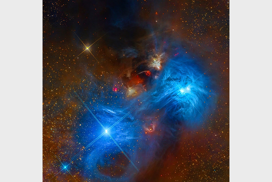 Эти две отражательные туманности, состоящие из космической пыли и находящиеся в созвездии Южная Корона, освещены горячими голубыми звездами.