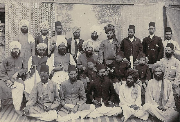 Мирза Гулам Ахмад с последователями. Приблизительно 1899 год