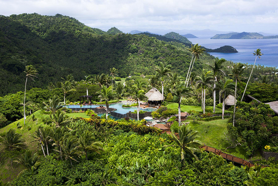 «Курорт в курорте» — именно так называют расположившийся в Республике Фиджи на острове Лаукала отель Laucala Island Resort. Для того, чтобы остановиться в одной из вилл хотя бы на одну ночь, потребуется всего-навсего 2,8 миллиона рублей и специальное приглашение от австрийского бизнесмена Дитриха Матешица, владеющего не только гостиницей, но и всем островом.