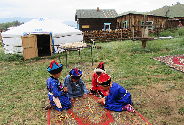 Ацагат. Бурятские дети играют в «шагай наадан»